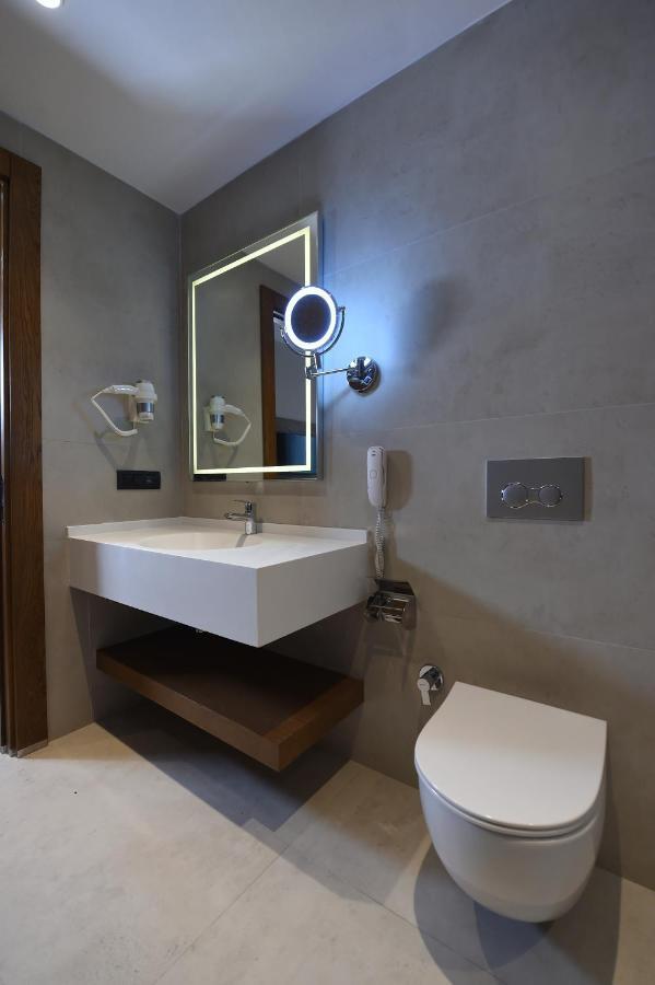 Cher Hotel & Spa Taksim Istanbul Exteriör bild Bathroom in a hotel